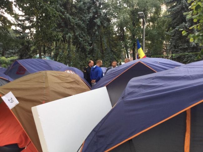Напряженное утро в двух лагерях протестующих: представители DA и протестующих в сквере Парламента.