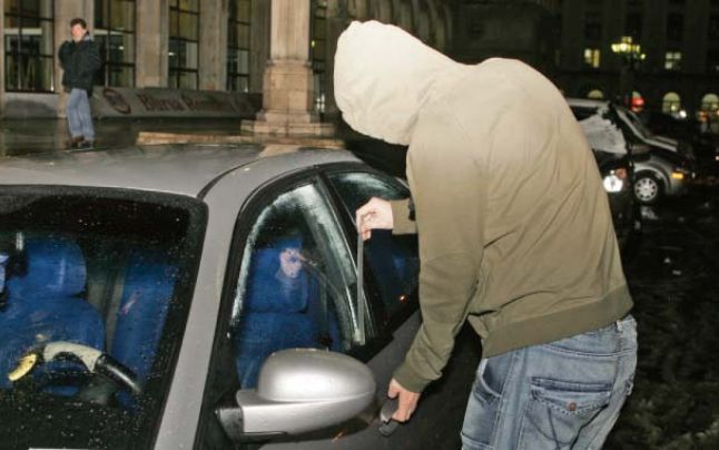Un bărbat din Republica Moldova, prins la Buzău în timp ce încerca să fure dintr-un autoturism.