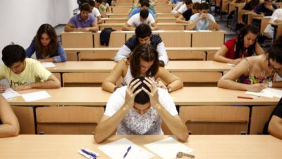 Doi elevi au fost eliminaţi de la examenul de BAC la limba de instruire. Foto: expresul.com