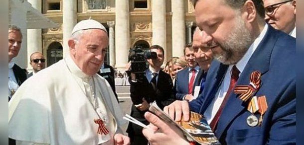 Papa Francisc și-a prins de vesminte o panglică „Sf. Gheorghe”. Foto: paginaderusia.ro