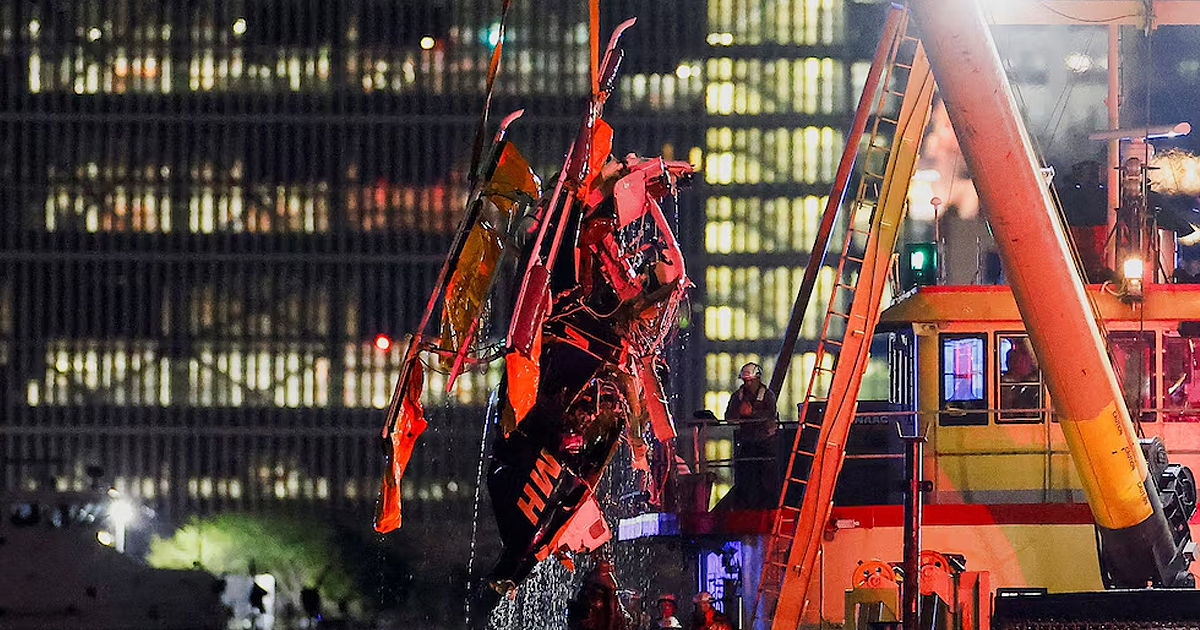 Rămășițele unui elicopter, ridicate din râul Hudson după prăbușirea în New York.