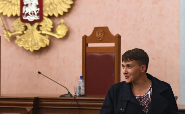 Представители официального Киева при этом раскритиковали Савченко за её визит в Донбасс.