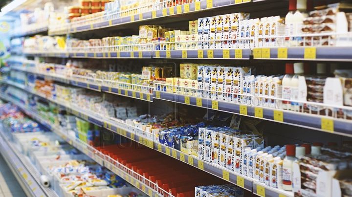 Большинство покупателей всегда проверяют срок годности продуктов.