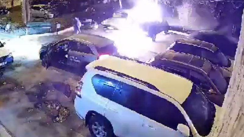 Un bărbat din Capitală a stropit o mașină cu benzină și i-a dat foc.