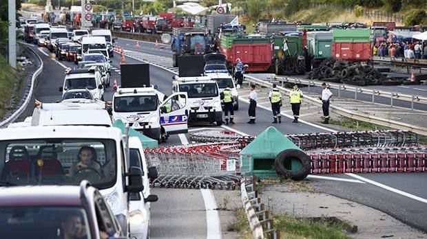 Fermieri francezi au blocat drumuri dinspre Spania şi Germania. Foto: fwi.co.uk