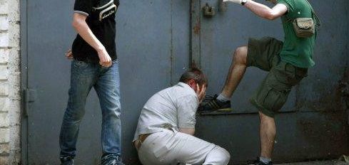 În urma unui conflict spontan, iscat între aceştia, nepoţii i-au aplicat unchiului multiple lovituri, până l-au lăsat fără suflare.