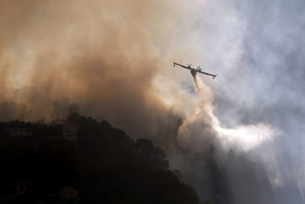 Autoritățile franceze au dispus, marți seara, evacuarea a peste 10.000 de persoane. 
