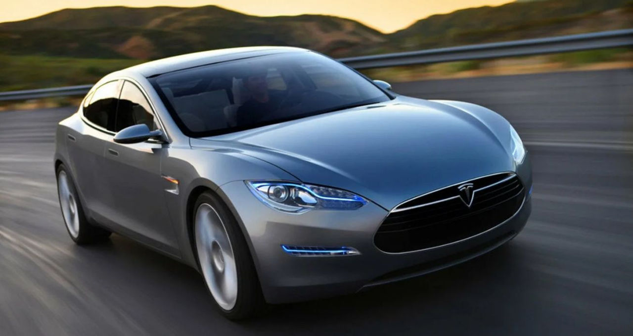 Tesla планирует запустить технологию полного автономного вождения.