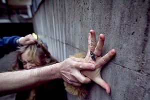 Bărbat, reţinut pe urme fierbinţi pentru tentativa de viol