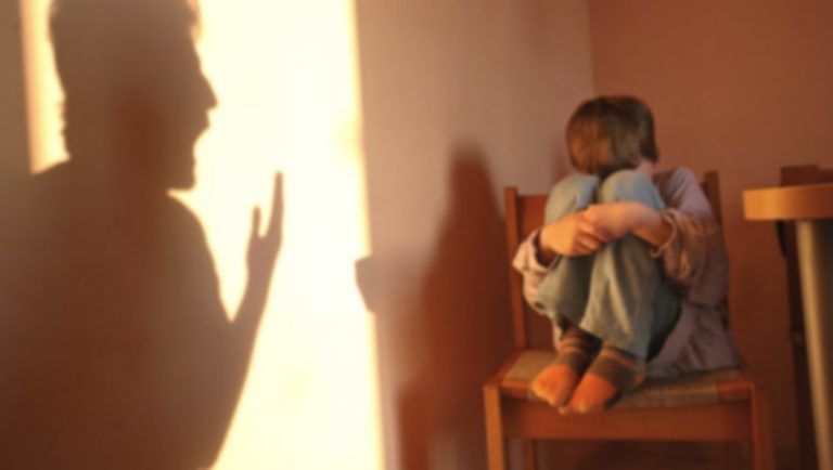 Îşi obliga copiii să stea desculți pe hrișcă „în scopuri educative”.