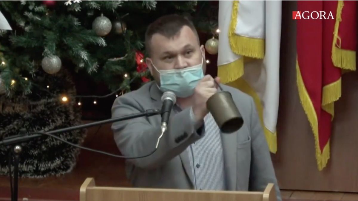 Советник принес на заседание МСК колокольчик: Буду звонить при каждом беззаконии. 