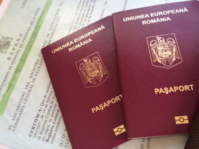 Pașaportul românesc ar trebui obținut în cinci luni, însă din cauza angajaților ANC este obținut în 18 luni. Foto: justconsult.md