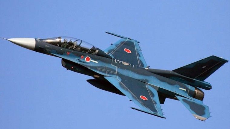 На вооружение Сил самообороны Японии самолёт начали поставлять с 2000 года.
