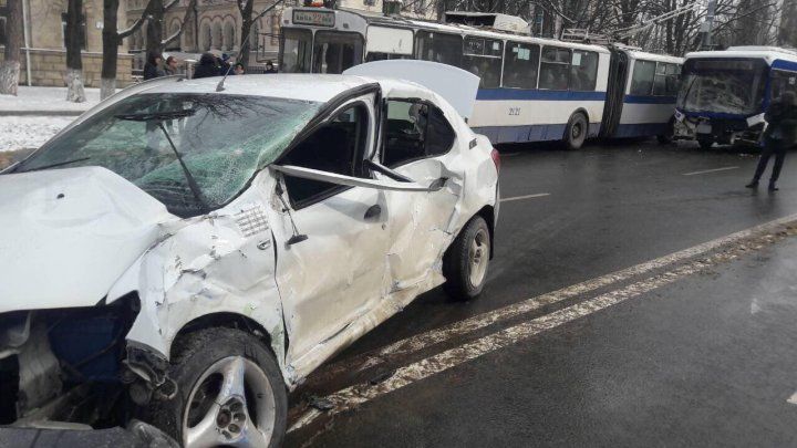 Radu: Condoleanţe familiei şefei de la Educaţie, decedată în accident