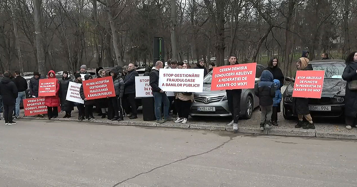 Родители и спортсмены провели акцию протеста перед зданием Федерации каратэ-до.