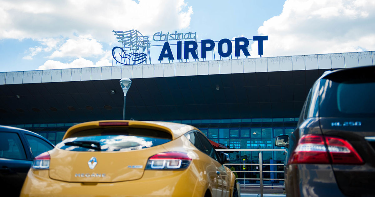Водитель возмутился, что парковка аэропорта заполнена авто из Украины. Коллаж: Point.md