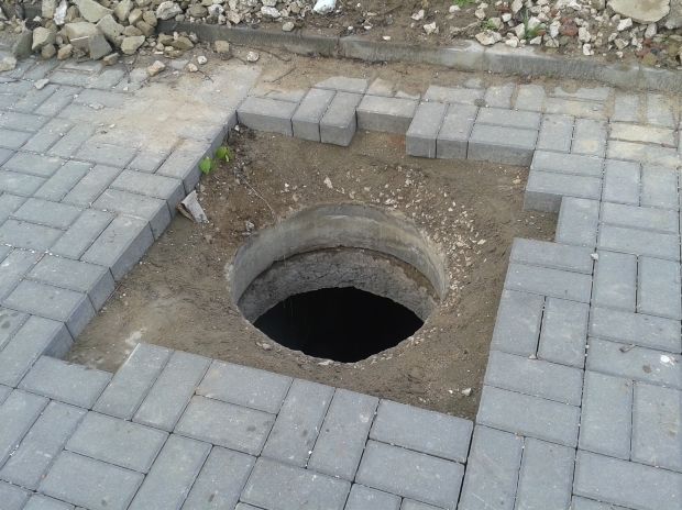 28-летний житель столицы упал вчера в трехметровую яму.