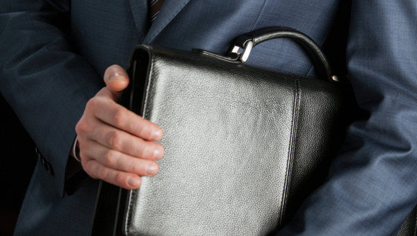 Şefii mai multor instituţii de stat ar putea rămâne fără salarii de zeci de mii de lei.