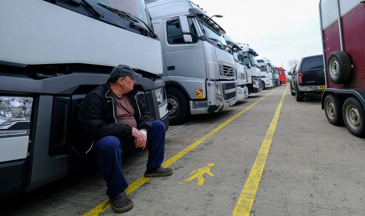 В Литве катастрофически не хватает водителей, но работающим условия улучшать не планируют.