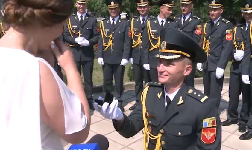 Выпускник Военной академии сделал предложение своей девушке. 
