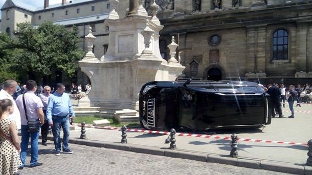 На место происшествия прибыли спасатели ГСЧС. Взрыва атомобиля удалось избежать.
