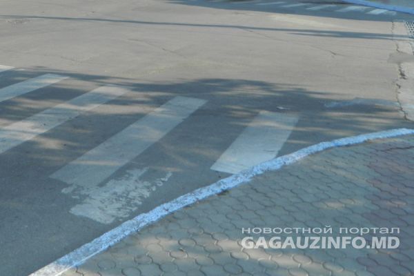 Разметка наносится обычной эмалевой краской, так как на дорогую термопластиковую пока средств нет.