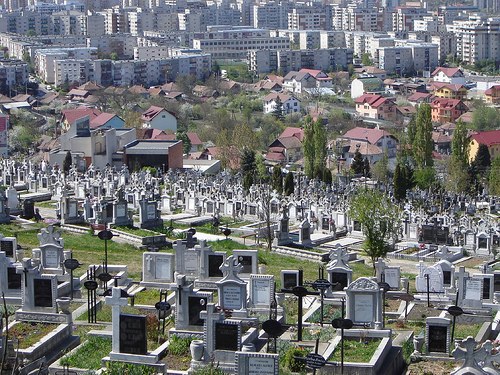 Несмотря на грозные объявления на кладбищах, призывающие заплатить за содержание могил по 120 леев в год, за эту услугу платят лишь 5% граждан.