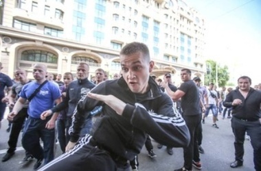 Парней в спортивных костюмах называют "наемниками-провокаторами".