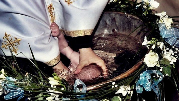 Record absolut în Moldova: 150 de nași la botezul unui copil