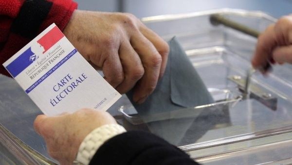 Эксперты сходятся во мнении, что Марин Ле Пен пройдет во второй тур, но выборы проиграет.