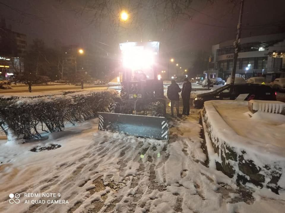 В Кишиневе при расчистке дорог от снега задействовано 63 спецмашины.
