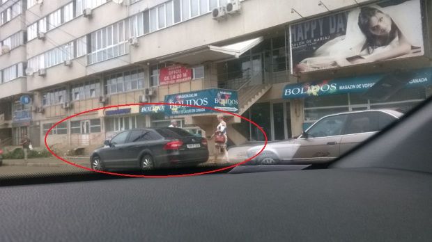 Mașina cu numere parlamentare surprinsă la un atelier de croitorie, în afara orelor de muncă. Foto: stireata.md