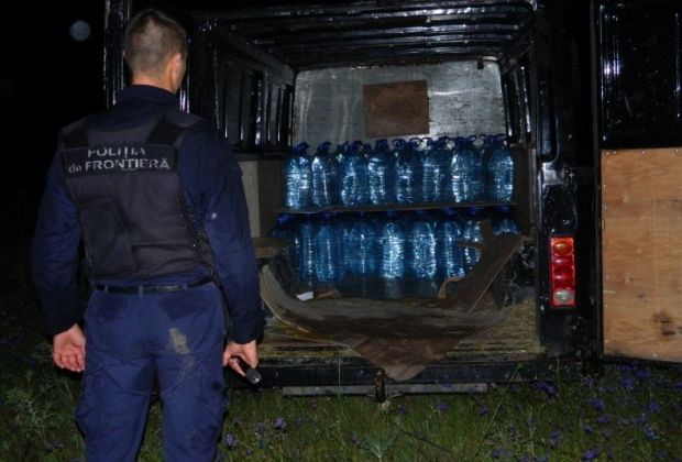 Zeci de tone de alcool, depistate la frontiera cu Ucraina. Foto: border.gov.md