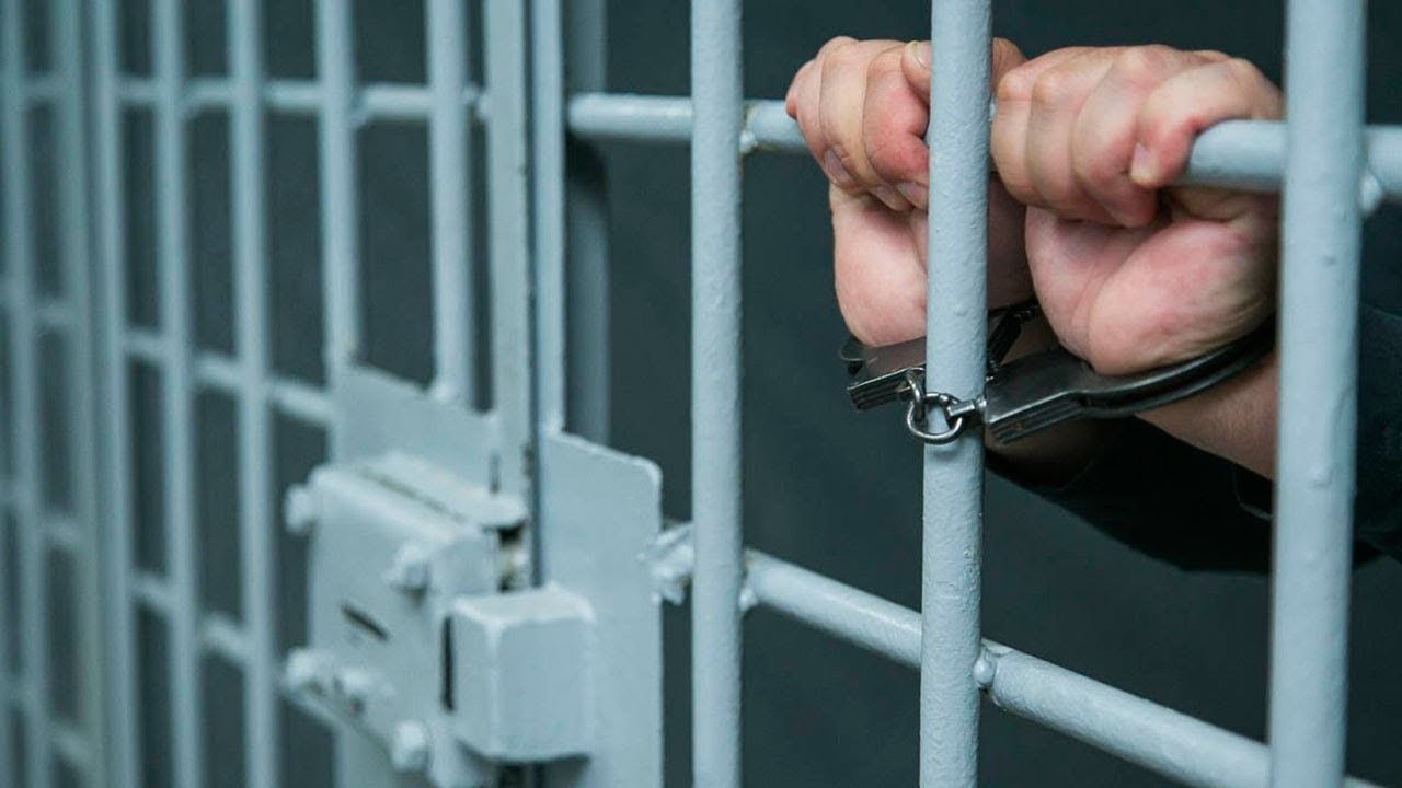 Un bărbat a fost condamnat pentru că a bătut părinții și a agresat sexual o minoră.