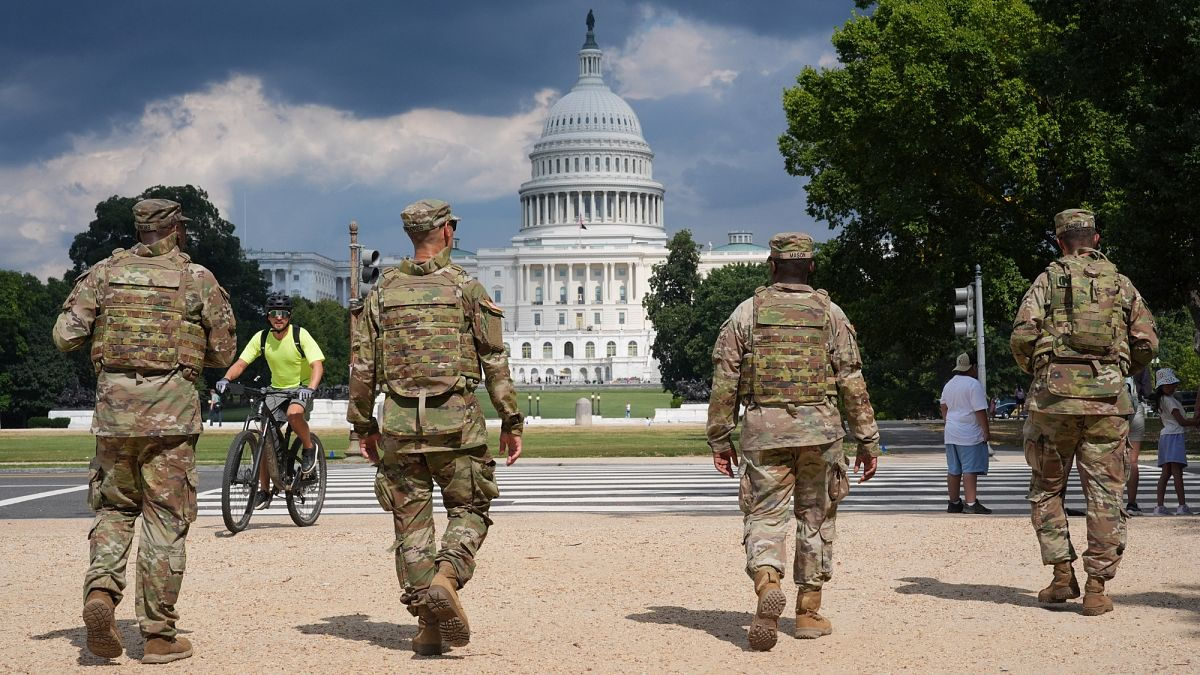 Сотни нацгвардейцев официально развёрнуты в Вашингтоне.