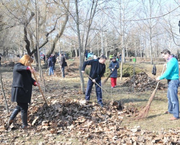 De asemenea, vor fi salubrizate şi amenajate teritoriile adiacente blocurilor de locuinţă, parcurile, scuarele şi zonele verzi, teritoriile spitalelor, instituţiilor de învăţământ şi cimitirele.