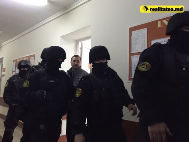 Филат случайно ударился в тот момент, когда хотел выкинуть мусор в урну".