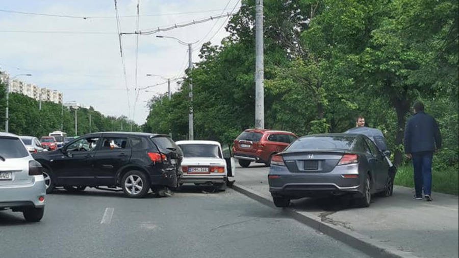 В аварии на улице Алеку Руссо пострадали три машины.