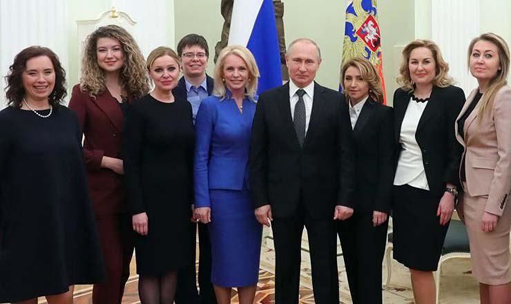 Владимир Путин рассмешил желающих сфотографироваться с ним девушек.