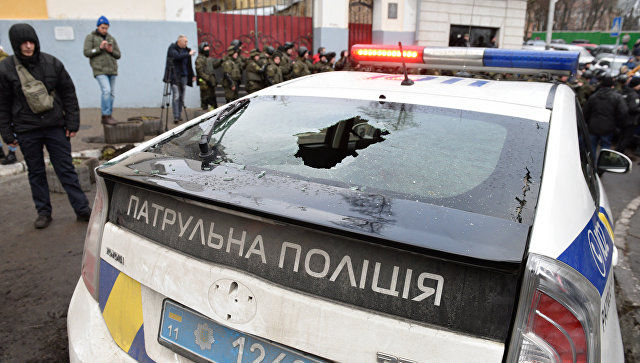 Более десяти правоохранителей госпитализированы из-за беспорядков в Киеве.