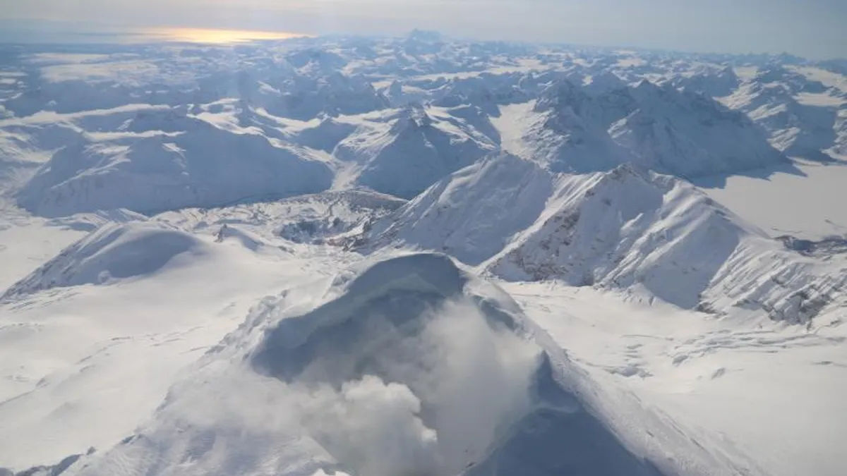 Un vulcan din Alaska se pregătește să erupă: Se observă o activitate simultană în două cratere.