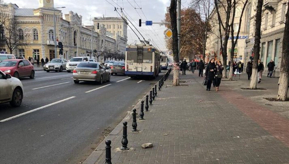 В столице демонтируют незаконные ограничители на проезд, но они снова появляются.