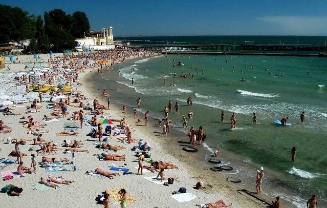 В Одессе уже разрешено купаться в Черном море.