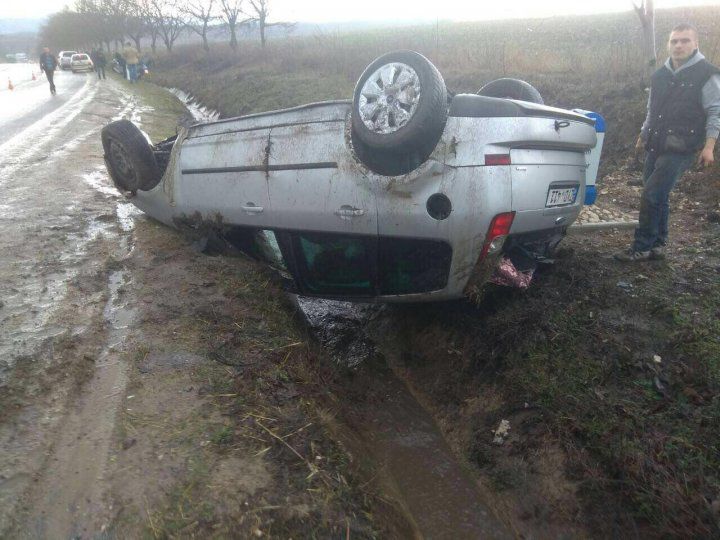 Doi şoferi s-au răsturnat cu mașinile într-un canal de scurgere a apei. 