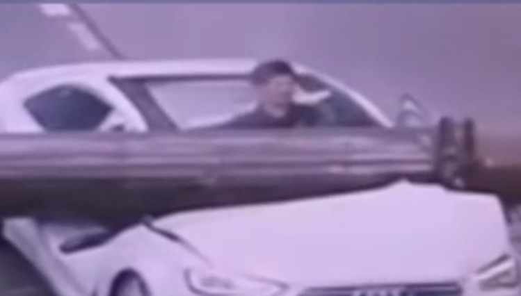 Născut în cămașă: Un bărbat a supraviețuit după ce i-a căzut o macara pe mașină