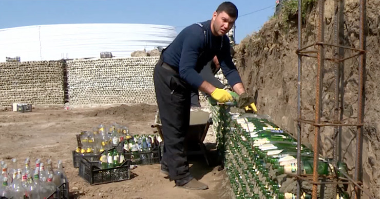 Агроном в Молдове строит морозостойкий парник из бутылок.