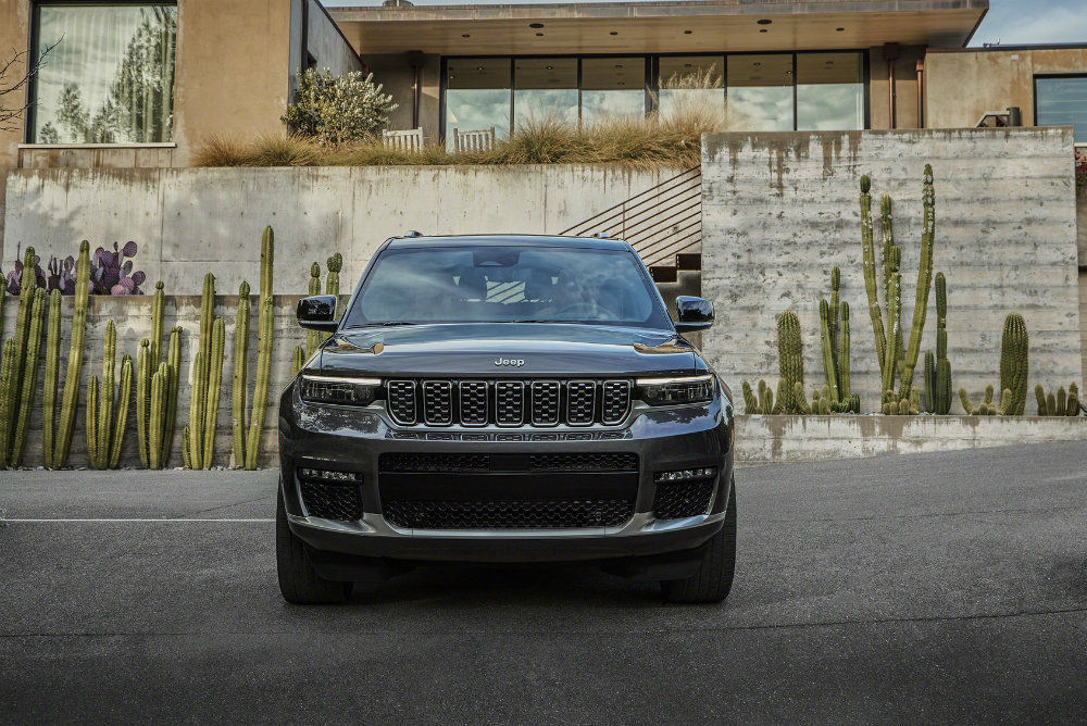 Представлен новый шестиместный Jeep Grand Cherokee.