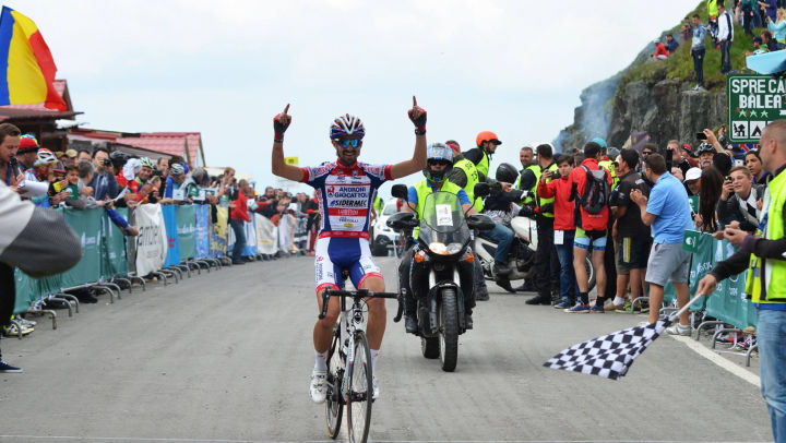 În etapa a cincea a Turului ciclistic al Italiei sportivul sloven Luka Pibernik s-a făcut de ruşine. 