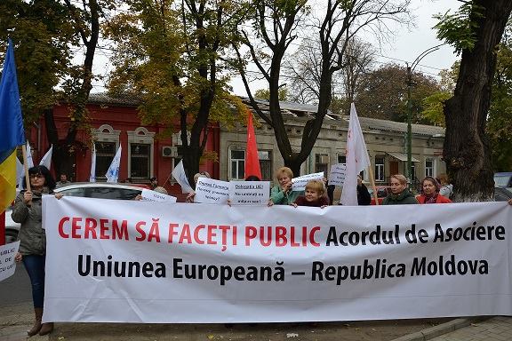 Члены СДПМ, активисты Лиги русской молодежи и представители гражданского общества провели акцию протеста перед зданием представительства Европейского союза в Молдове.