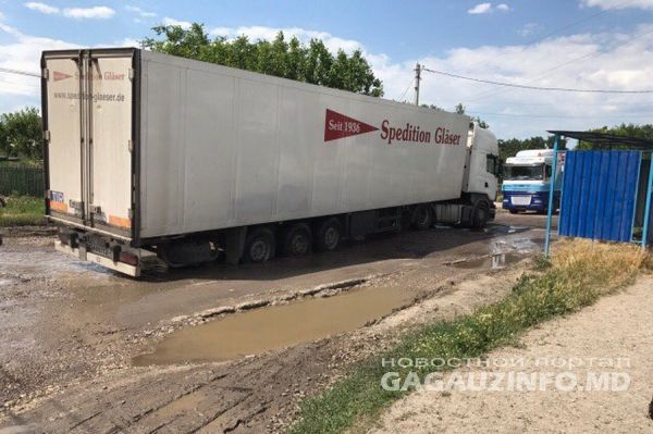 Жители ряда улиц в Комрате перекрыли дорогу большегрузному транспорту каменными блоками.